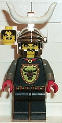 lego 2000 mini figurine cas046cm Cedric the Bull Robber Chief, with Chrome Dragon Helmet 