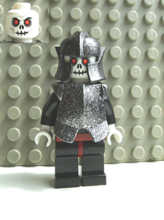 lego 2007 mini figurine cas331 Skeleton Warrior 5 White, Speckled Breastplate and Helmet, Dark Red Hips and Black Legs 