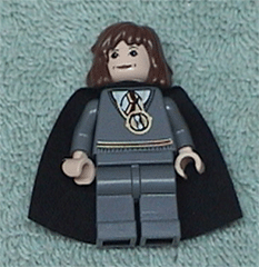 lego 2004 mini figurine hp063 Hermione Gryffindor Stripe Torso w/ Necklace Time Turner, Dark Bluish Gray Legs, Plain Black Cape 